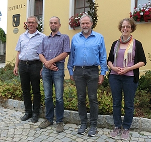 Bild vor dem Rathaus anlässlich der Gründung des Ortsverbandes Heilsbronn